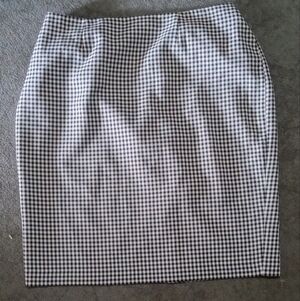 Jones Studio Black and White Knee-Length Pencil Skirt